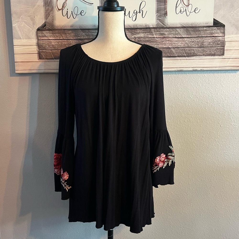 ♥️❄️Always Indigo Black with Flowers Women’s Scoop Neckline Top Size L
